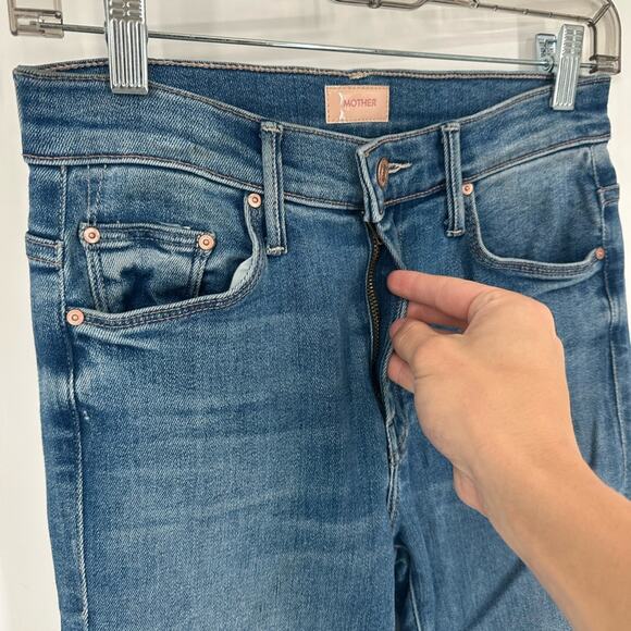 MOTHER The Weekender Fray In A Groovy Kind Of Love Flare Jeans Blue Size 26 - Picture 6 of 14